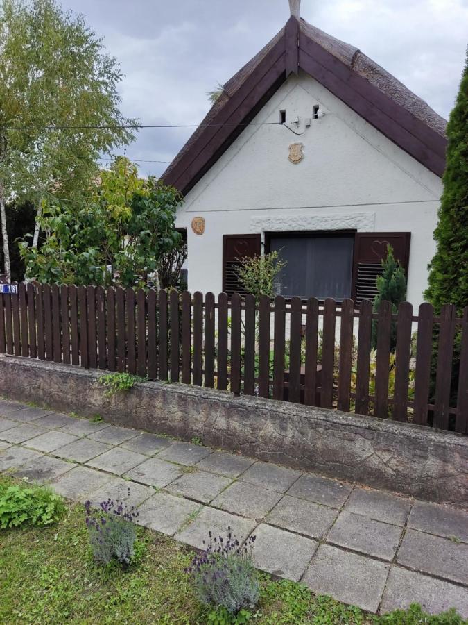 Lovely Cottage Home Velence Extérieur photo