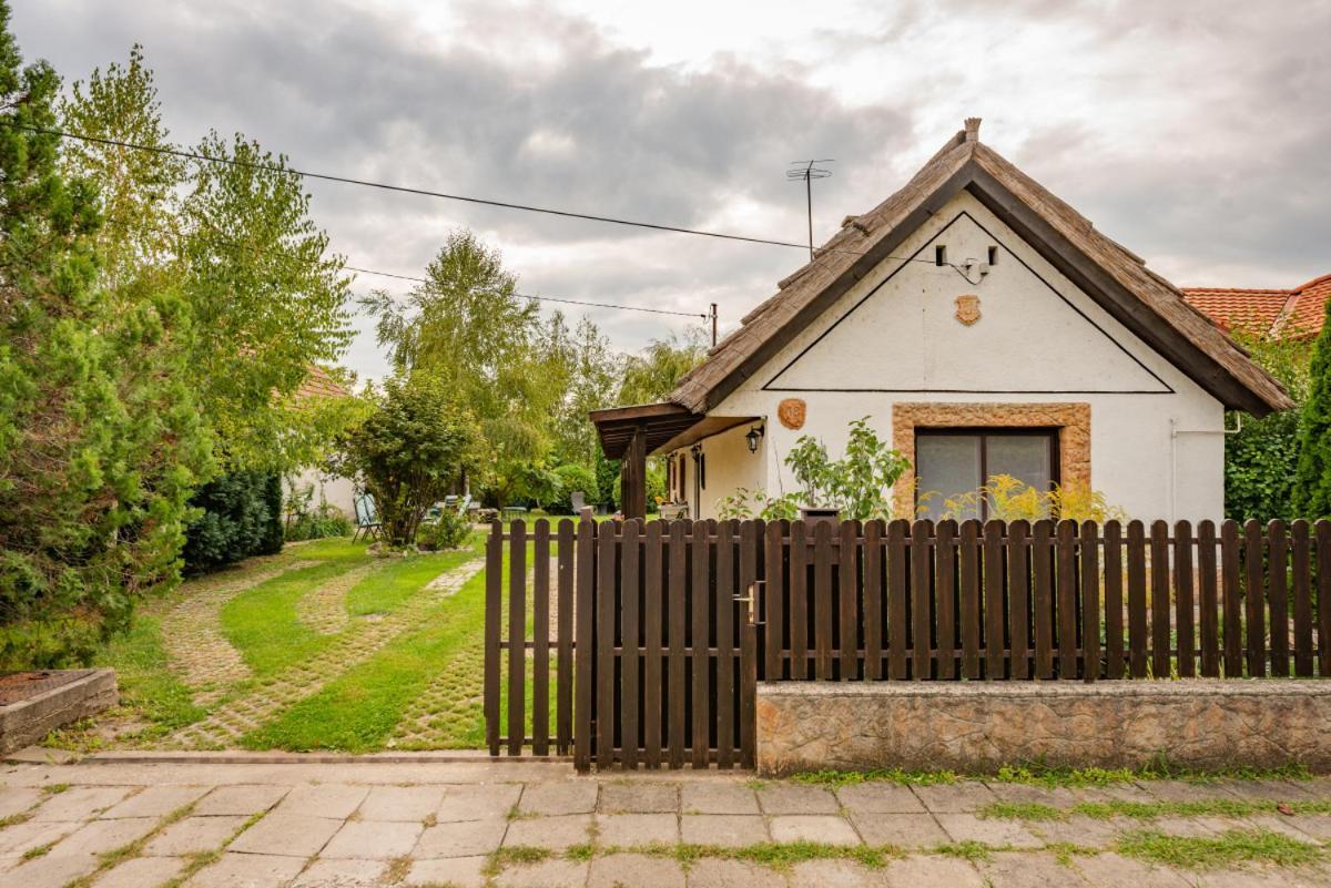 Lovely Cottage Home Velence Extérieur photo